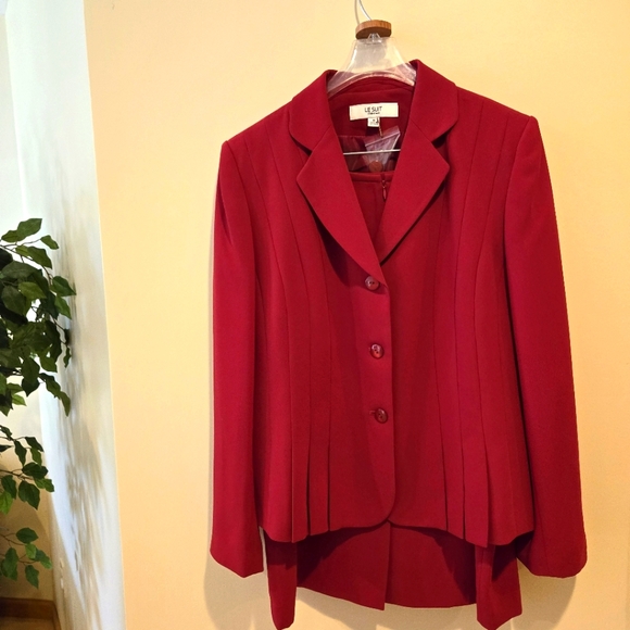 NWTs, Red Le Suit, Business Suit Pleated Jacket/Blazer,  A-Line Skirt, Size 12 - Picture 9 of 16